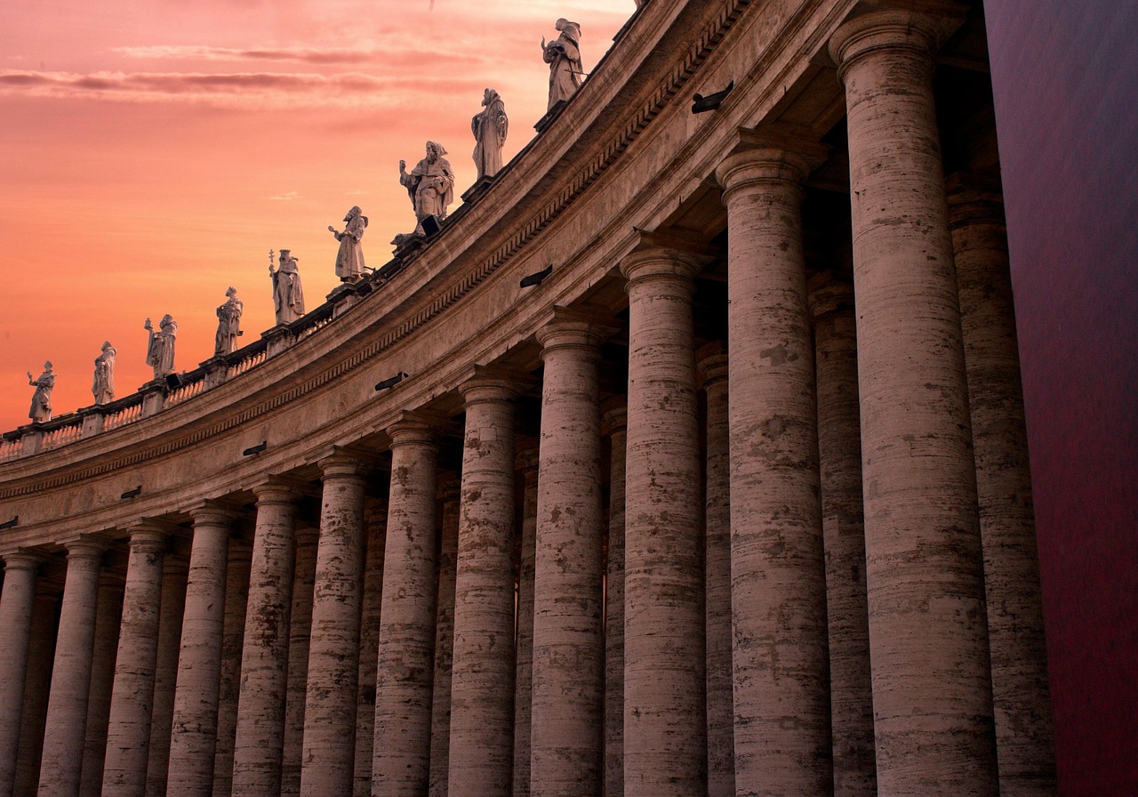 Você Sabia? É Assim que o Vaticano Escolhe o Papa!
A escolha de um novo papa é um dos eventos mais solenes e importantes da Igreja Católica. Esse processo é chamado de conclave, termo que vem do latim cum clave, que significa “com chave“, pois os cardeais eleitores ficam isolados do mundo exterior até tomarem uma decisão.
🚀🌐 Link do site:
https://chronologicamente.com/voce-sabia-e-assim-que-o-vaticano-escolhe-o-papa/
#EscolhaDoPapa
#CapelaSistina
#ConclaveSecreto
#Vaticano2025
#HabemusPapam
#HistóriaDaIgreja
#PapaCatólico
#SegredosDoVaticano
#CuriosidadesHistóricas
#CatolicismoHoje
#IgrejaCatólicaMundo
#PoderNoVaticano
#MisteriosDaReligião
#FumaçaBranca
#HistóriaEm1Minuto
#chronologicamente
