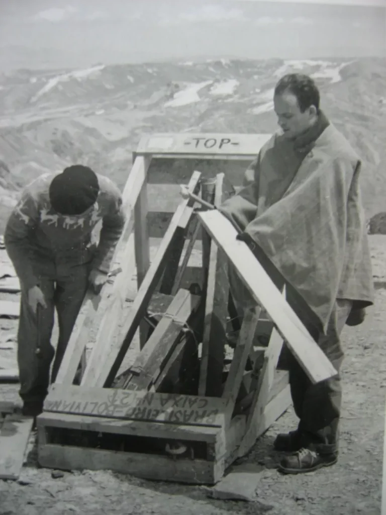Cesar Lattes e um colega montando estrutura para realizar experimento que comprovou a existência do Méson Pi.
