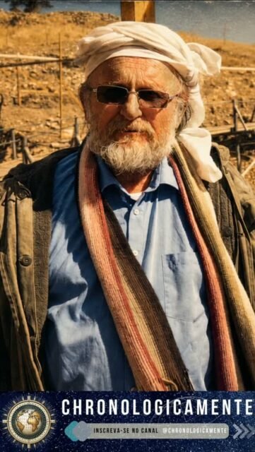 Göbekli Tepe: O Mistério de uma Construção de 11.500 Anos

Eu sou Klaus Schmidt. Quando comecei a escavar Göbekli Tepe, percebi que aquelas enormes pedras em forma de T escondiam algo extraordinário. Construídas há cerca de 11.500 anos, elas desafiaram tudo o que imaginávamos sobre os primeiros seres humanos. Quanto mais escavávamos, mais perguntas surgiam. Quem construiu esse lugar? E por quê?

#GöbekliTepe #GobekliTepe #MistériosDeGöbekliTepe #HistóriaAntiga #Arqueologia ArqueologiaMisteriosa PréHistória HistóriaDaHumanidade CivilizaçõesAntigas CivilizaçõesPerdidas MistériosAntigos MistériosDaHumanidade SítiosArqueológicos DescobertasArqueológicas MonumentosAntigos TemplosAntigos HistóriaDesconhecida EnigmasHistóricos SegredosDaHistória OrigemDaCivilização PrimeirasCivilizações CaçadoresColetores HistóriaDoMundo Turquia ArqueologiaAntiga MundoAntigo Documentário CuriosidadesHistóricas História Chronologicamente