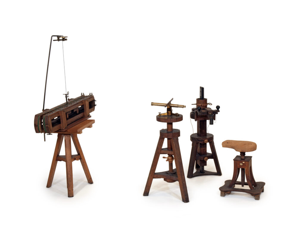 Receptor GWT, telescópio de observação com escala, transmissor de sinal e banquinho